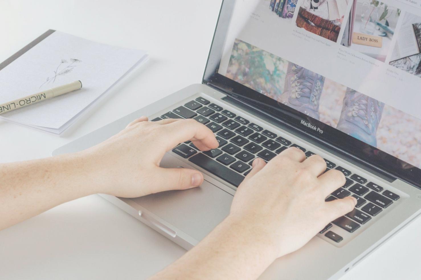 Profissional analisando dados financeiros e tendências de mercado
